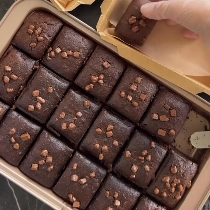 Tepside dilimlenmiş hurmalı browni